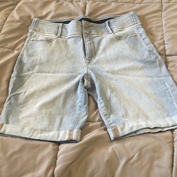 Apt. 9 Pants - Apt 9 Bermuda Shorts Size 14 button up with comfort elastic waist band